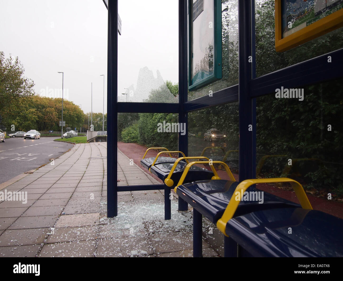 Eine städtische Wartehäuschen mit einem zerbrochenen Fenster und Glas auf dem Boden herum liegen Stockfoto