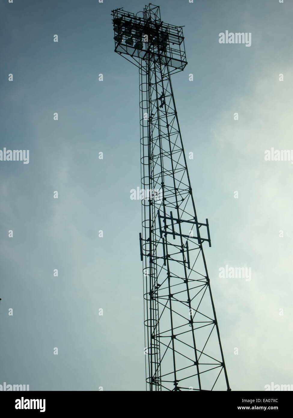 Eine Flut Beleuchtung Turm auf einem Fußballplatz Stockfoto