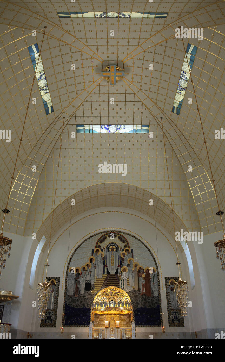 Hauptaltar in der Steinhof-Kirche, entworfen von Otto Wagner in Wien, Österreich. Stockfoto