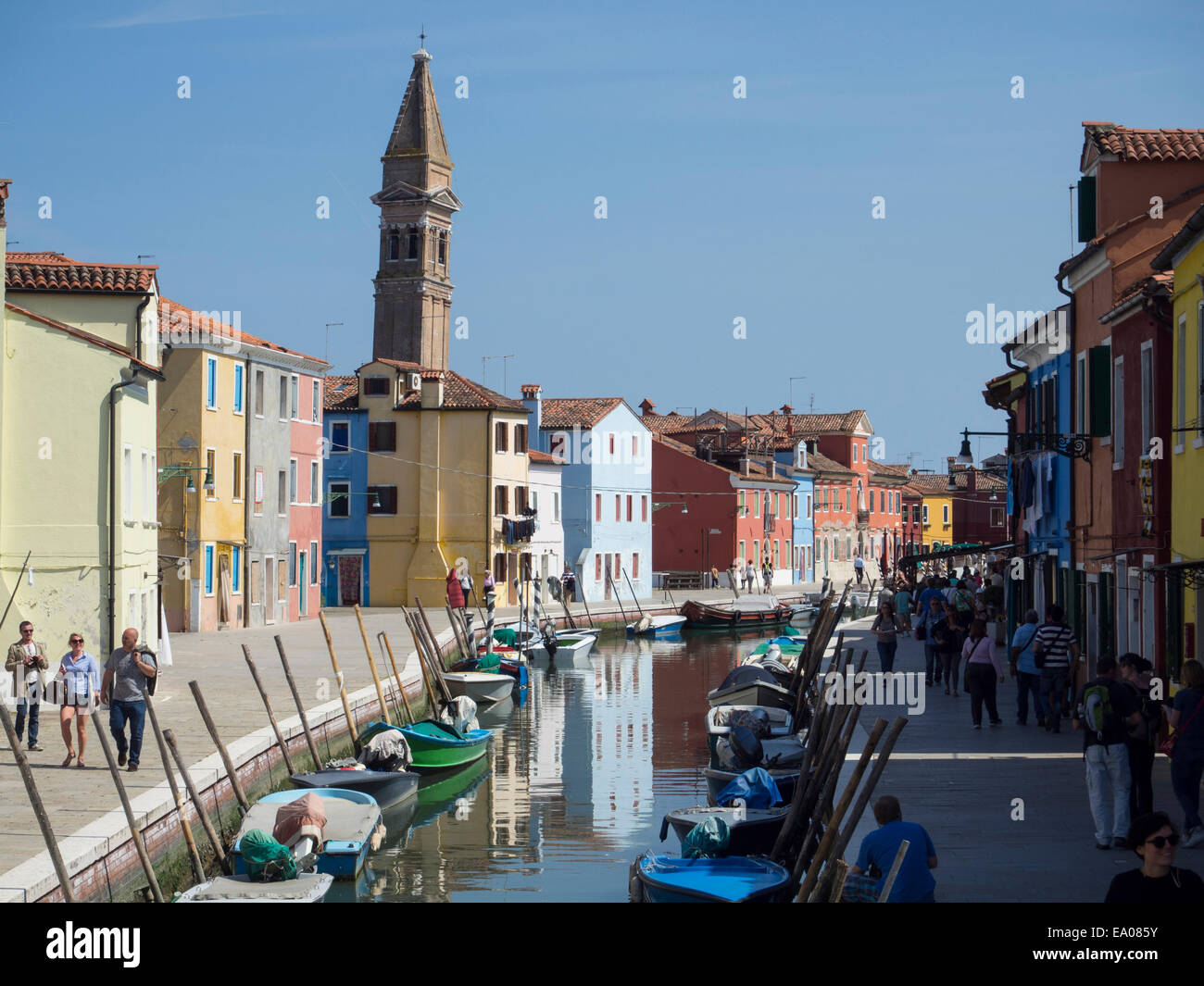 Die Fondamenta Di Cao Moleca auf Burano, Venedig. Der Turm der Chiesa Di San Martino in der Ferne. Stockfoto