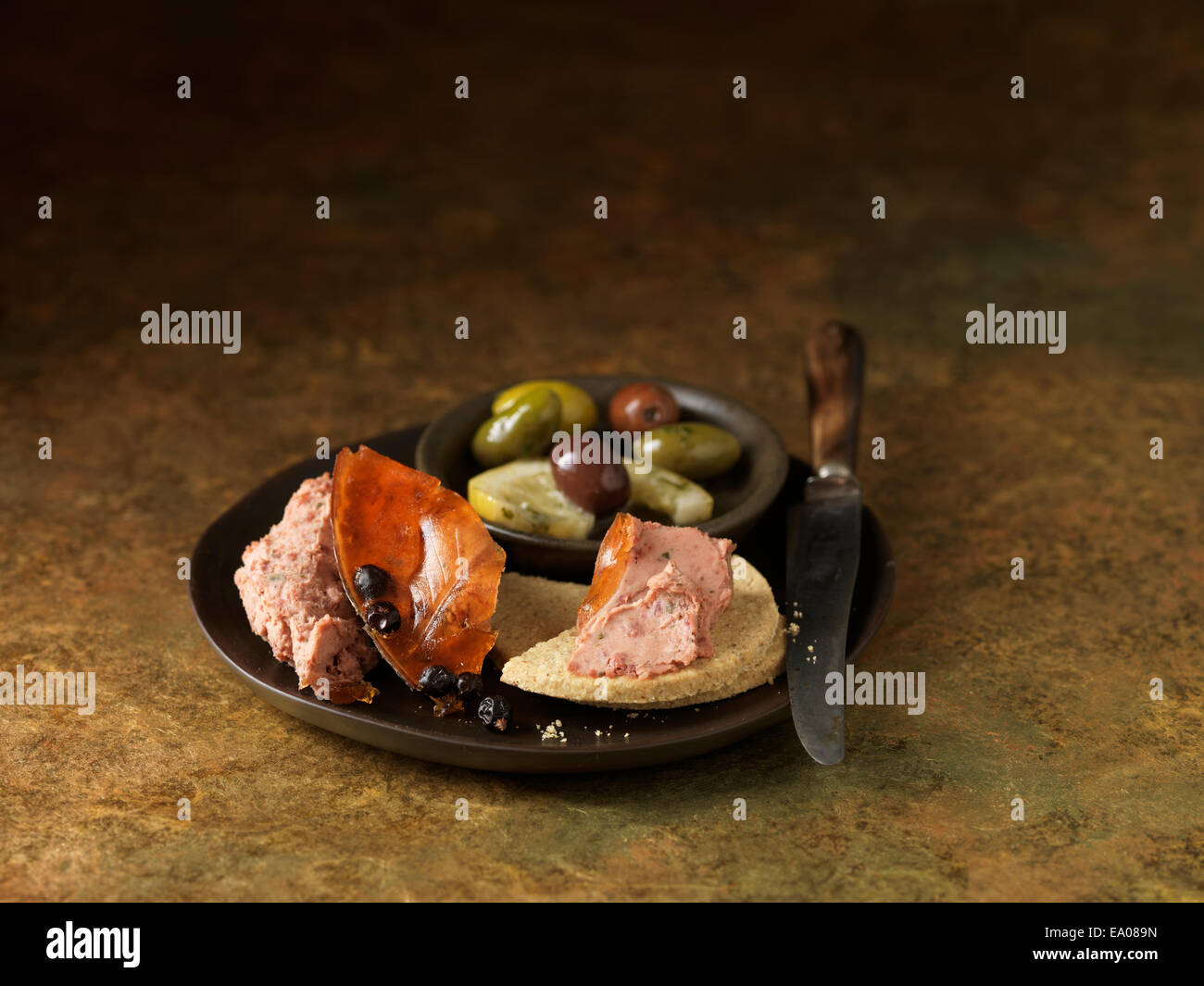 Weihnachten-Snack Oisin Wild Pastete mit Irish Whiskey, grüne Oliven, in Scheiben geschnittene Zitrone, Haferkekse und gehackte Kräuter Stockfoto