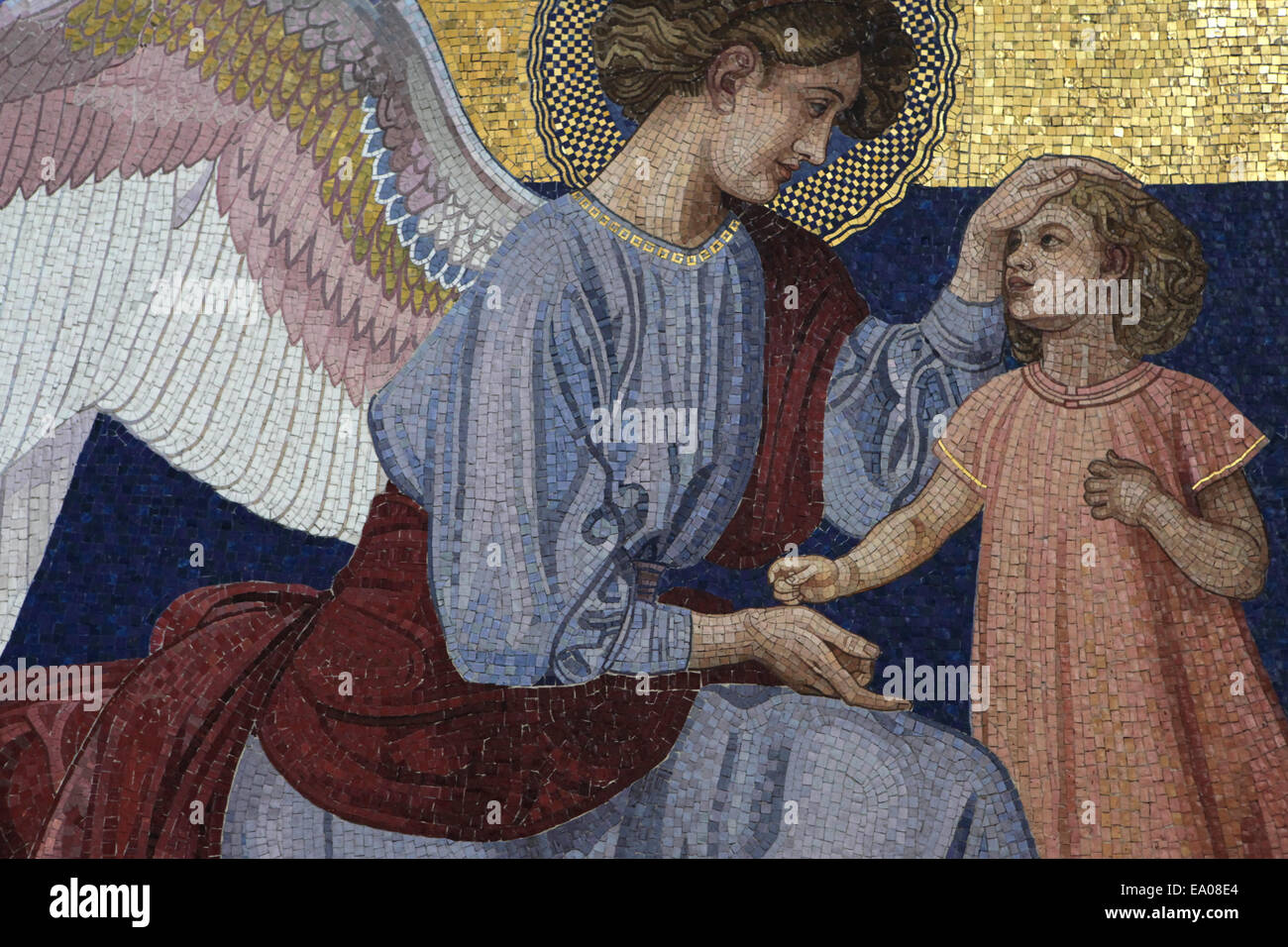 Engel Segen ein Kind. Mosaik von Rudolf Jettmar in die Website-Altar in der Steinhof-Kirche in Wien entworfen. Stockfoto