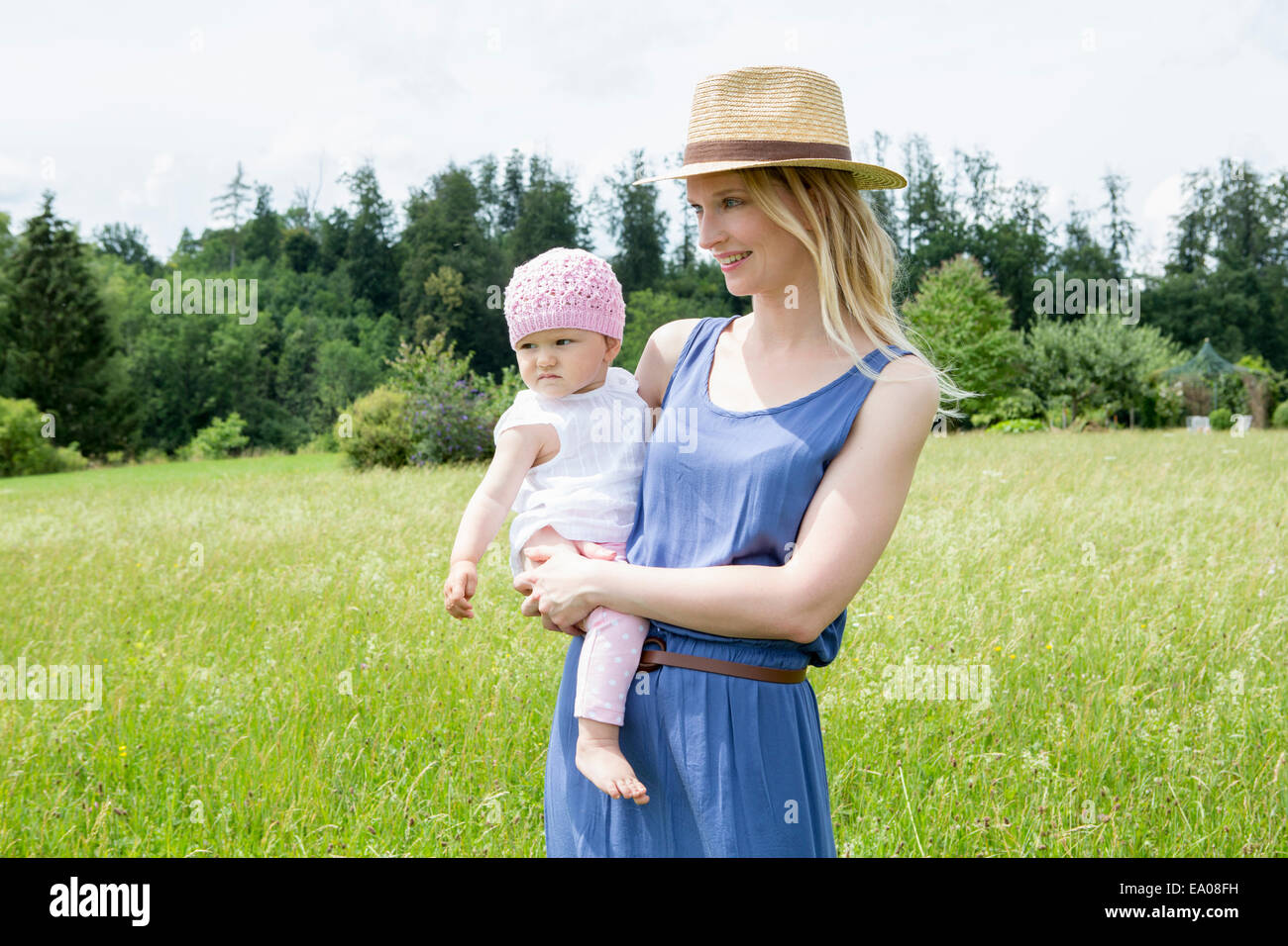 Mutter hält Tochter im Feld Stockfoto