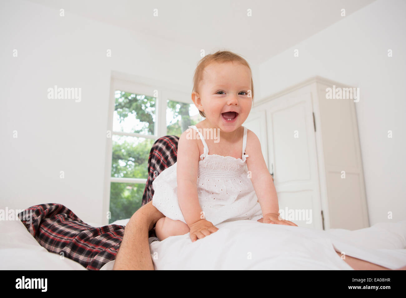 Babymädchen lächelnd in Richtung Kamera Stockfoto