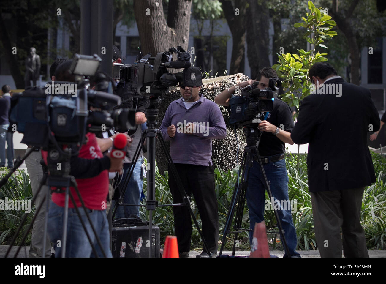 (141104)--Mexiko-Stadt, 4. November 2014 (Xinhua)--Reporter warten, vor dem lokal der Attorney General von Mexiko zu interviewen, für eine offizielle Nachricht für die Festnahme des ehemaligen Bürgermeisters von Iguala, Jose Luis Abarca und seiner Frau Maria de Los Angeles bereitet, Pineda, in Mexiko-Stadt, Hauptstadt von Mexiko, am 4. November 2014. Mexikanische Behörden erfasst Dienstag ein Flüchtling Altbürgermeister für seine Rolle bei der Entführung von 43 Studierende im späten September. Der Ex-Bürgermeister von Iguala, im südlichen Bundesstaat Guerrero Mexikos, und seine Frau wurden gefangen genommen, in einem Pre-Dawn-Überfall auf das Haus wo sie St Stockfoto