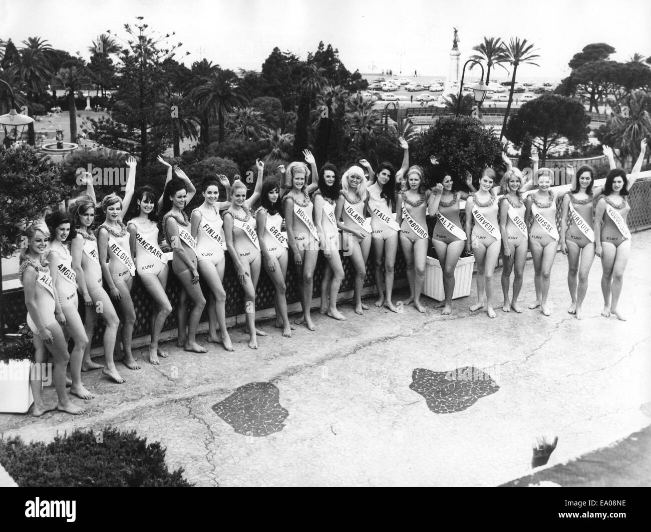 Nizza, Frankreich. 30. Mai 1967. Schönheitsköniginnen aus ganz Europa sind nun für die Wahl der Miss Europe 1967 in Nizza. Die Kandidaten bei der schönen Swimming pool jeweils mit der Flagge ihres Landes. PAQUITA TORRES PEREZ von Spanien (6. von links) gewann den Wettbewerb. © KEYSTONE Bilder/ZUMA Wire/ZUMAPRESS.com/Alamy Live-Nachrichten Stockfoto