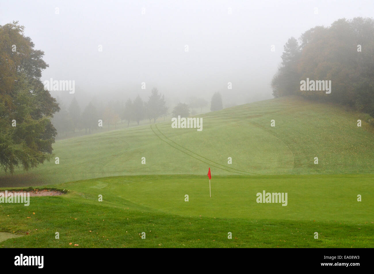 In einer frühen Morgennebel bedeckt Dalmuir Park Golf Club Stockfoto