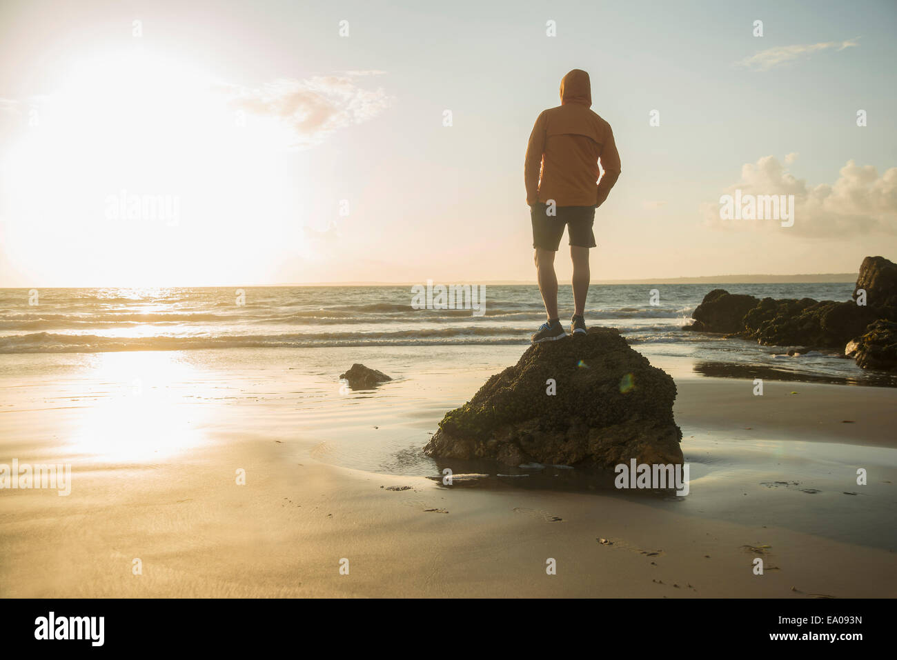 Reifer Mann, auf Felsen, Blick auf das Meer Stockfoto