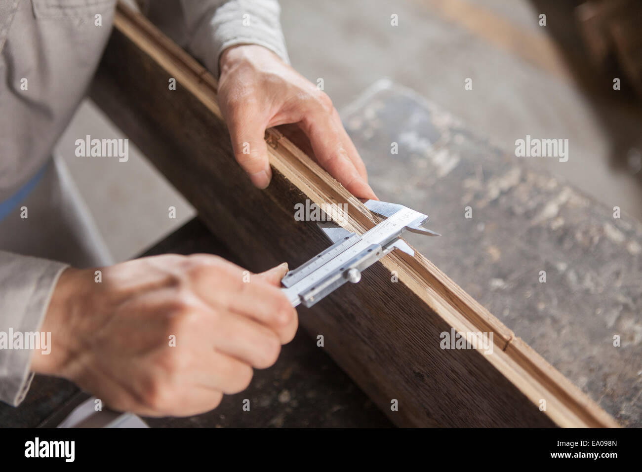 Tischler, Messung der Holzbohle mit Vernier Bremssattel Fabrik, Jiangsu, China Stockfoto