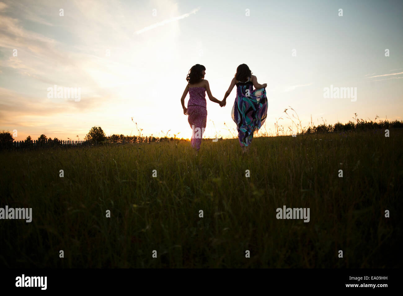 Mädchen spielen auf Feld, Sarsy Dorf, Swerdlowsk, Russland Stockfoto