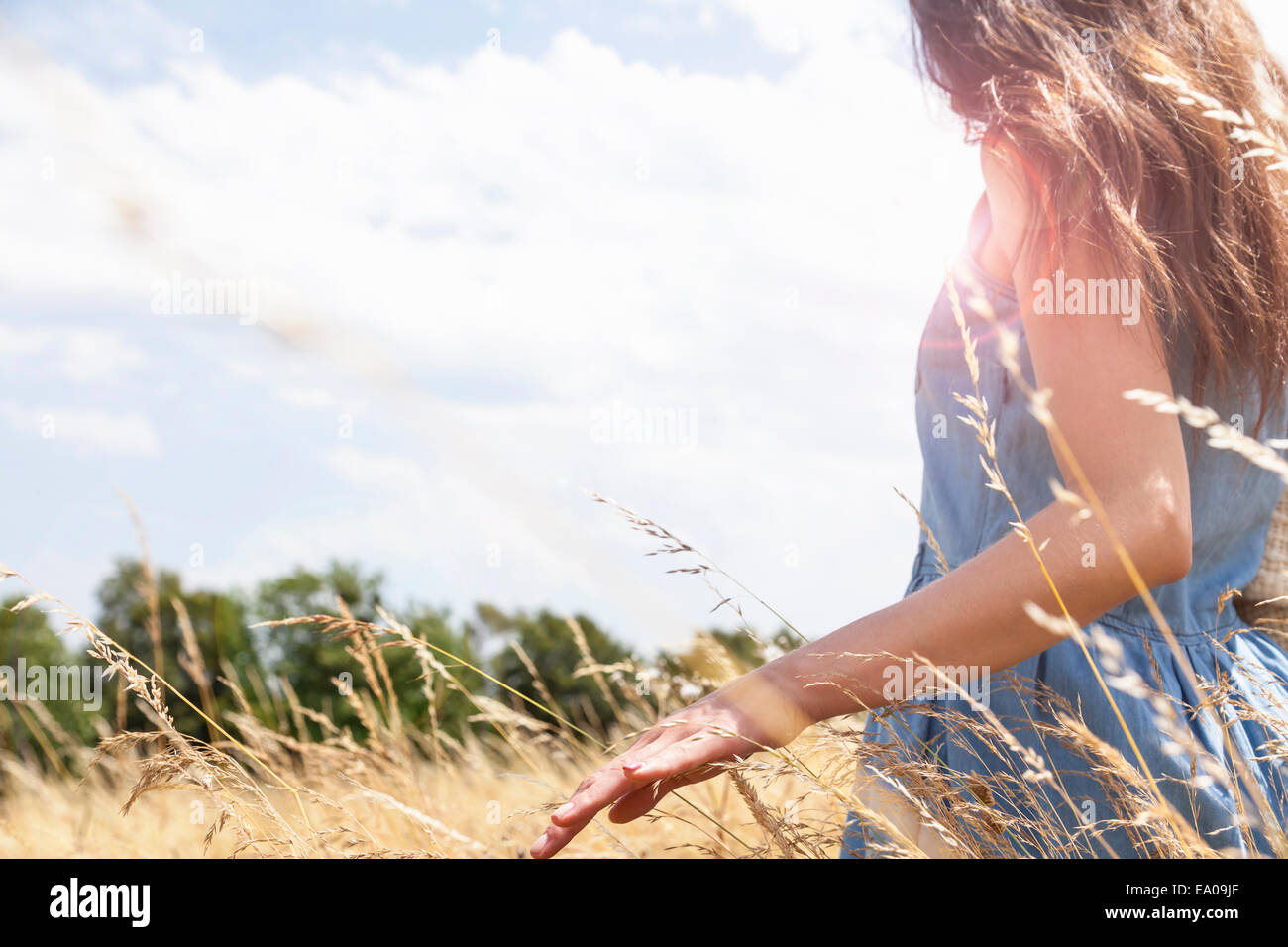 Junge Frau, die Natur genießen, Roznov, Tschechische Republik Stockfoto