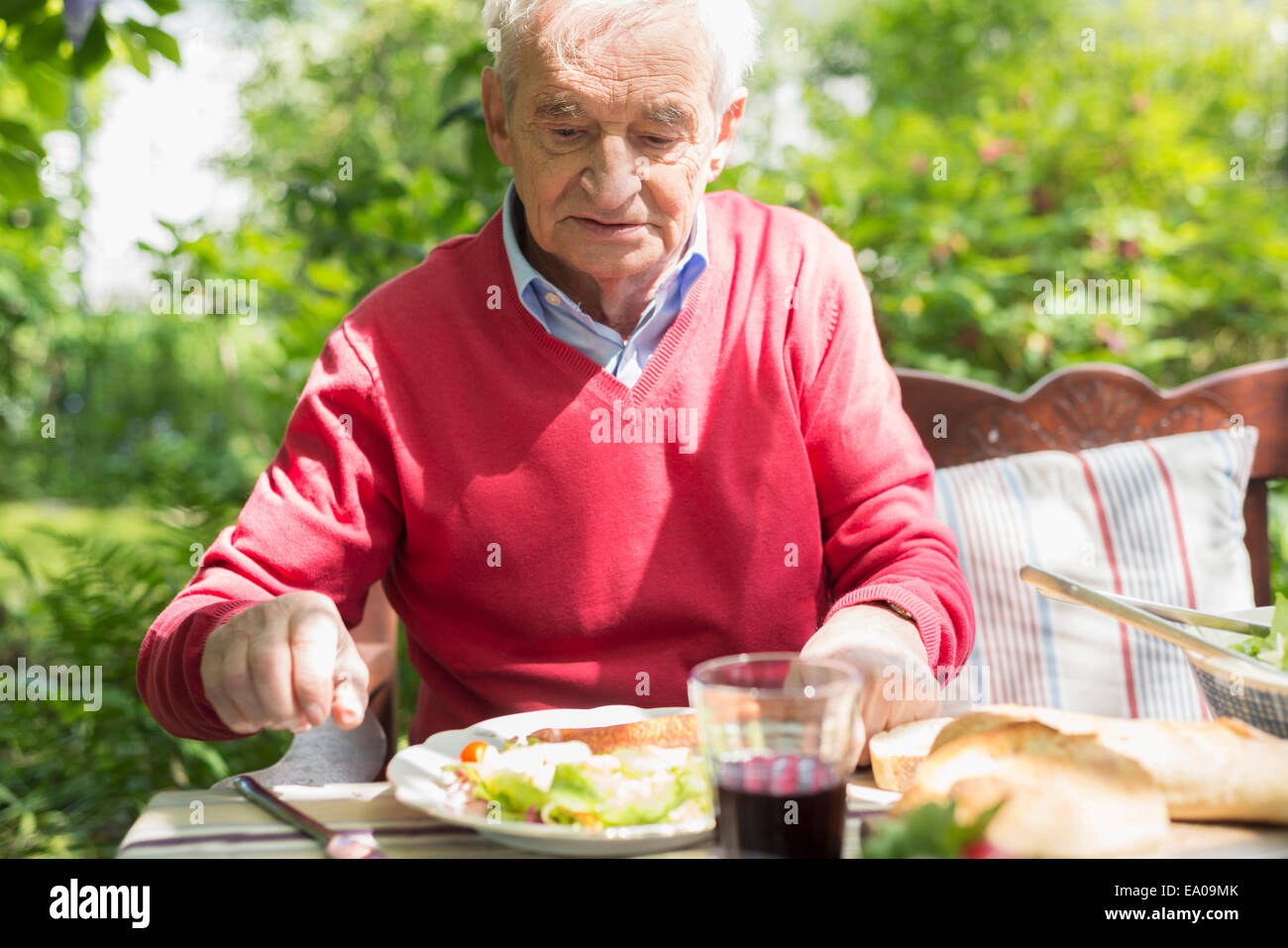 Senior woman beim Mittagessen im freien Stockfoto