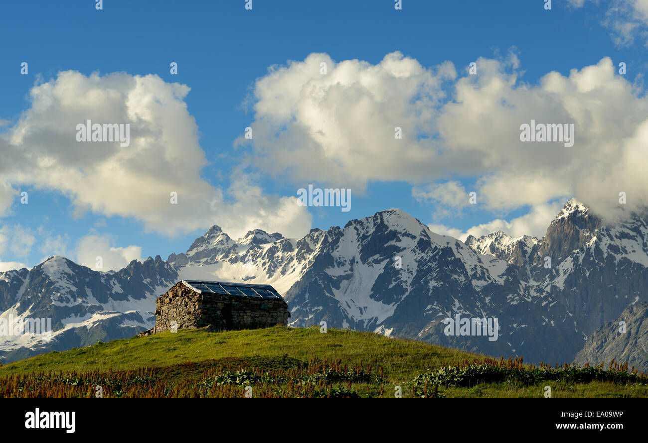 Scheune auf Hügel, Mazeri Dorf, Swanetien, Georgia Stockfoto