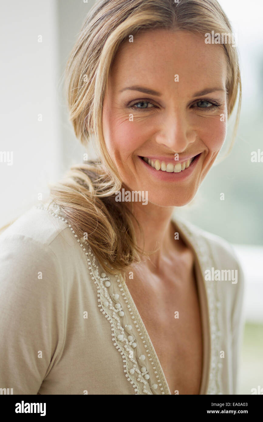 Reife blonde Frau, Blick in die Kamera Lächeln, Porträt Stockfoto