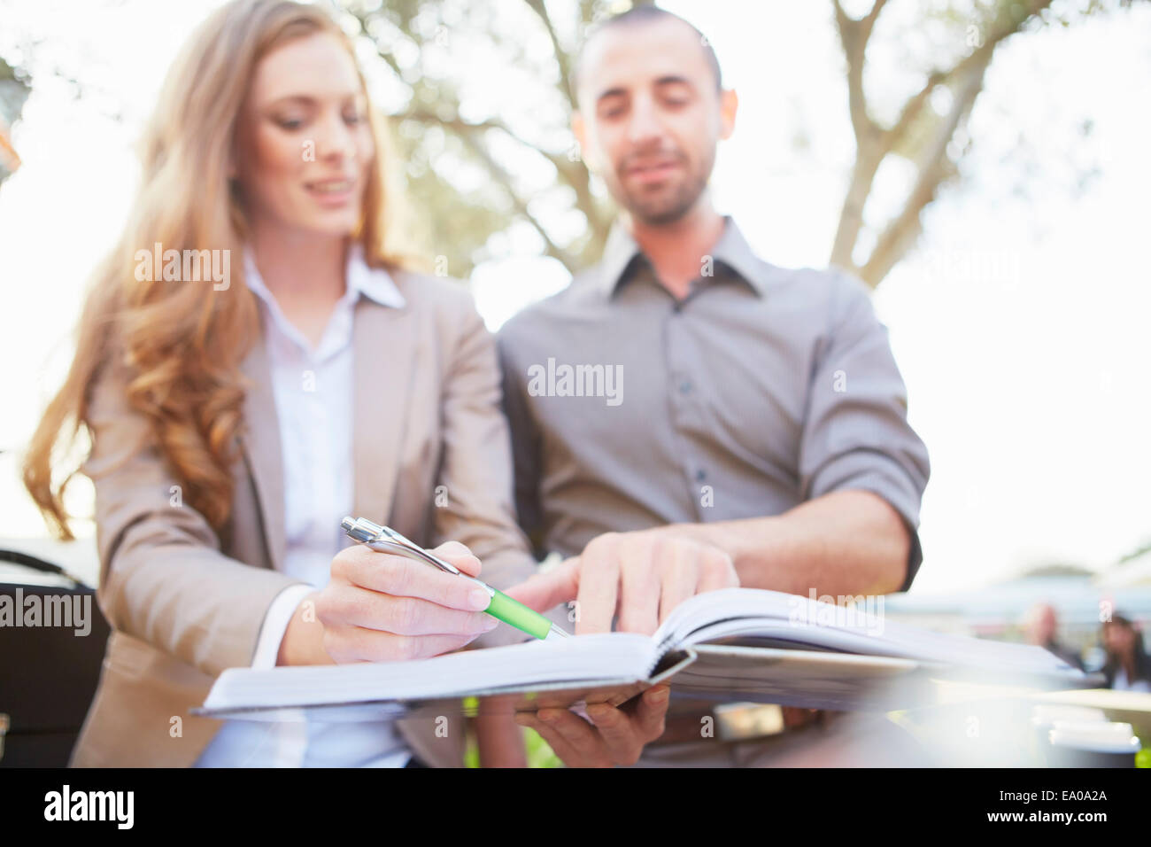 Unternehmer und Business Frau mit Papierkram Stockfoto