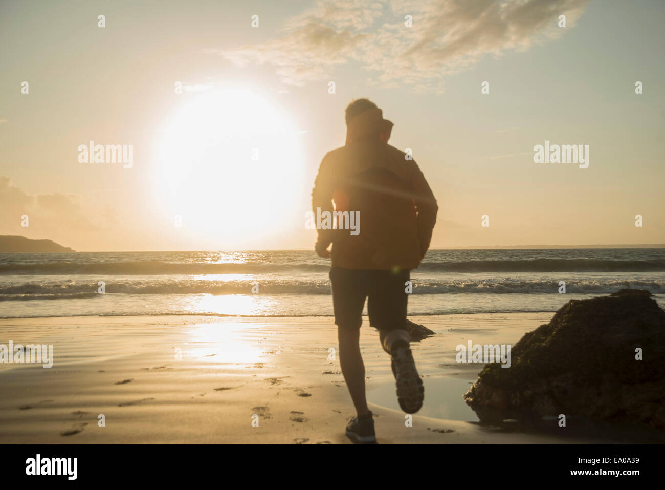 Reifer Mann, Strand entlang laufen Stockfoto