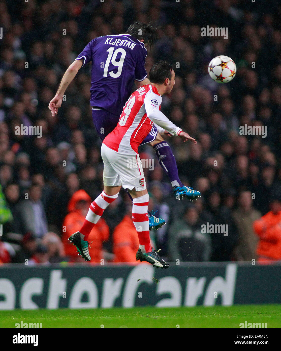 LONDON, ENGLAND - NOV 04: Sacha Kljestan Anderlecht und Arsenals Santi Cazorla kämpfen um den Ball während der UEFA-Champions-League-Spiel zwischen Arsenal aus England und Anderlecht aus Belgien spielte The Emirates Stadium am 4. November 2014 in London, England. (Foto von Mitchell Gunn/ESPA) Stockfoto