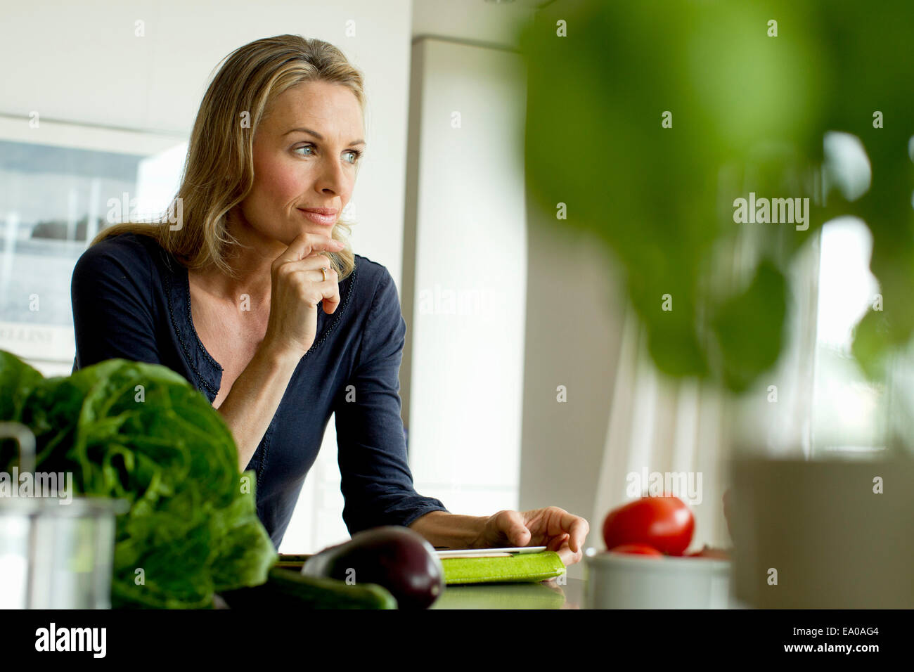 Reife Frau mit digital-Tablette Stockfoto