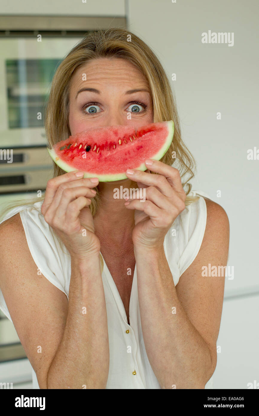 Reife Frau mit Wassermelone Stockfoto