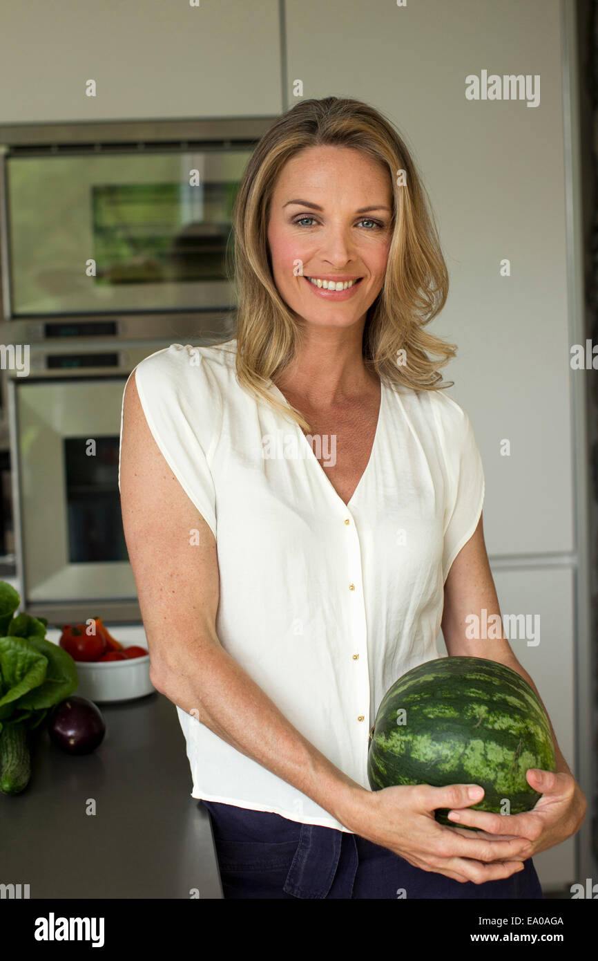 Reife Frau mit Wassermelone Stockfoto