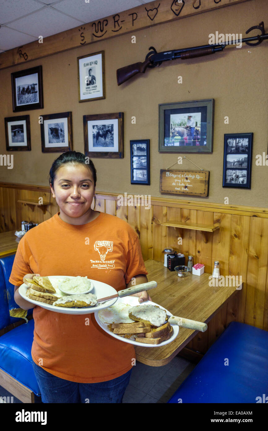 Indiantown Florida, Crackers Cafe, Restaurant, Restaurants, Essen, Essen, Café, innen, Dekor, hispanische Kellnerin, Angestellte, Angestellte, Angestellte Stockfoto