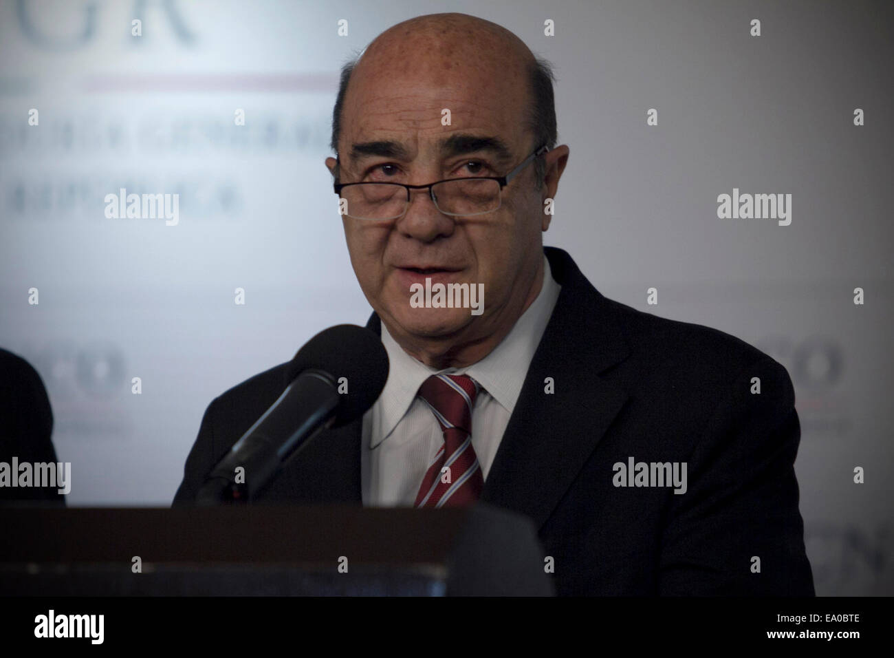 Mexico City, Mexiko. 4. November 2014. Jesus Murillo Karam, Leiter des Büros des Generalstaatsanwalts der National, besucht eine Pressekonferenz auf die Festnahme von Ex-Bürgermeister von Iguala Jose Luis Abarca und seiner Frau Maria de Los Angeles Pineda in Mexiko-Stadt, Hauptstadt von Mexiko, am 4. November 2014. Mexikanische Behörden erfasst Dienstag ein Flüchtling Altbürgermeister wollte für seine Rolle bei der Entführung von 43 Studierende im späten September. Bildnachweis: Xinhua/Alamy Live-Nachrichten Stockfoto