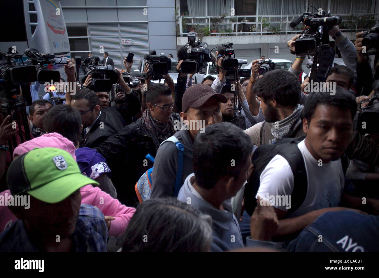 Mexico City, Mexiko. 4. November 2014. Familienangehörige von 43 vermissten Studenten der Ayotzinapas normalen Dorfschule kommen am Sitz des mexikanischen Bundesanwaltschaft nach der Verhaftung des Ex-Bürgermeisters von Iguala Jose Luis Abarca und seiner Frau Maria de Los Angeles Pineda in Mexiko-Stadt, Hauptstadt von Mexiko, am 4. November 2014. Mexikanische Behörden erfasst Dienstag ein Flüchtling Altbürgermeister wollte für seine Rolle bei der Entführung von 43 Studierende im späten September. Bildnachweis: Xinhua/Alamy Live-Nachrichten Stockfoto