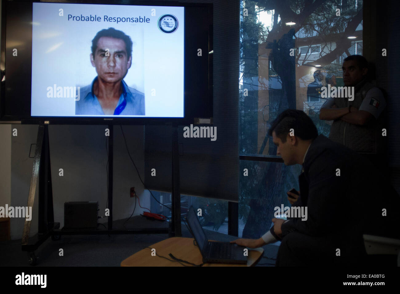 Mexico City, Mexiko. 4. November 2014. Foto aufgenommen am 4. November 2014 zeigt ein Foto des Ex-Bürgermeisters von Iguala Jose Luis Abarca während der Pressekonferenz über die Beschlagnahme von ihm und seiner Frau Maria de Los Angeles Pineda in Mexiko-Stadt, Hauptstadt von Mexiko. Mexikanische Behörden erfasst Dienstag ein Flüchtling Altbürgermeister wollte für seine Rolle bei der Entführung von 43 Studierende im späten September. Bildnachweis: Xinhua/Alamy Live-Nachrichten Stockfoto