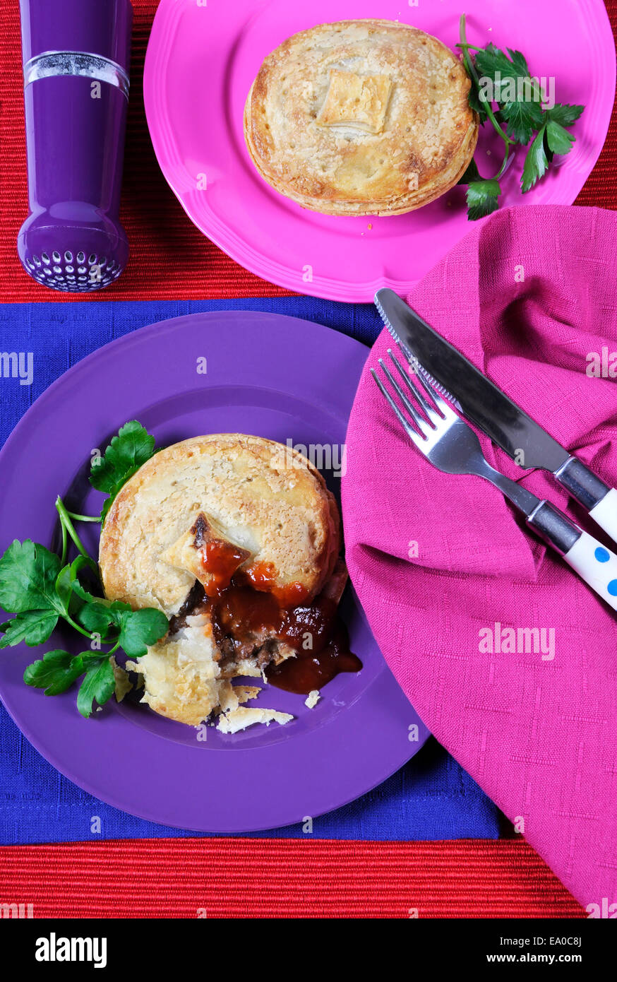 Moderne bunte zwangloses Mittagessen Ort Tischdekoration mit Rindfleisch Fleischpasteten und sauce Stockfoto