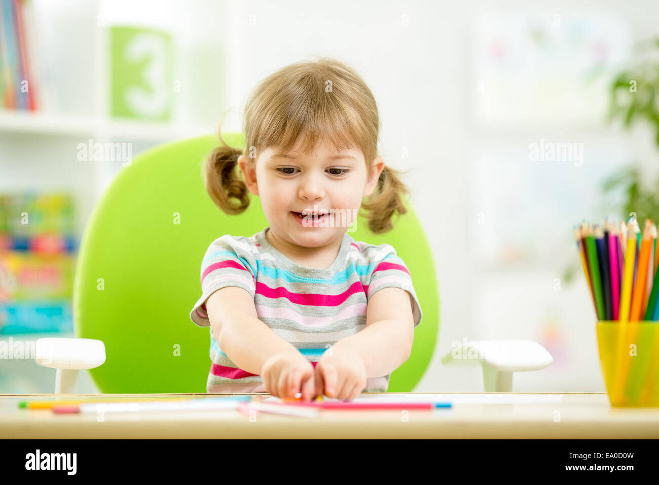 Kind Mädchen mit bunten Bleistiften zeichnen Stockfoto