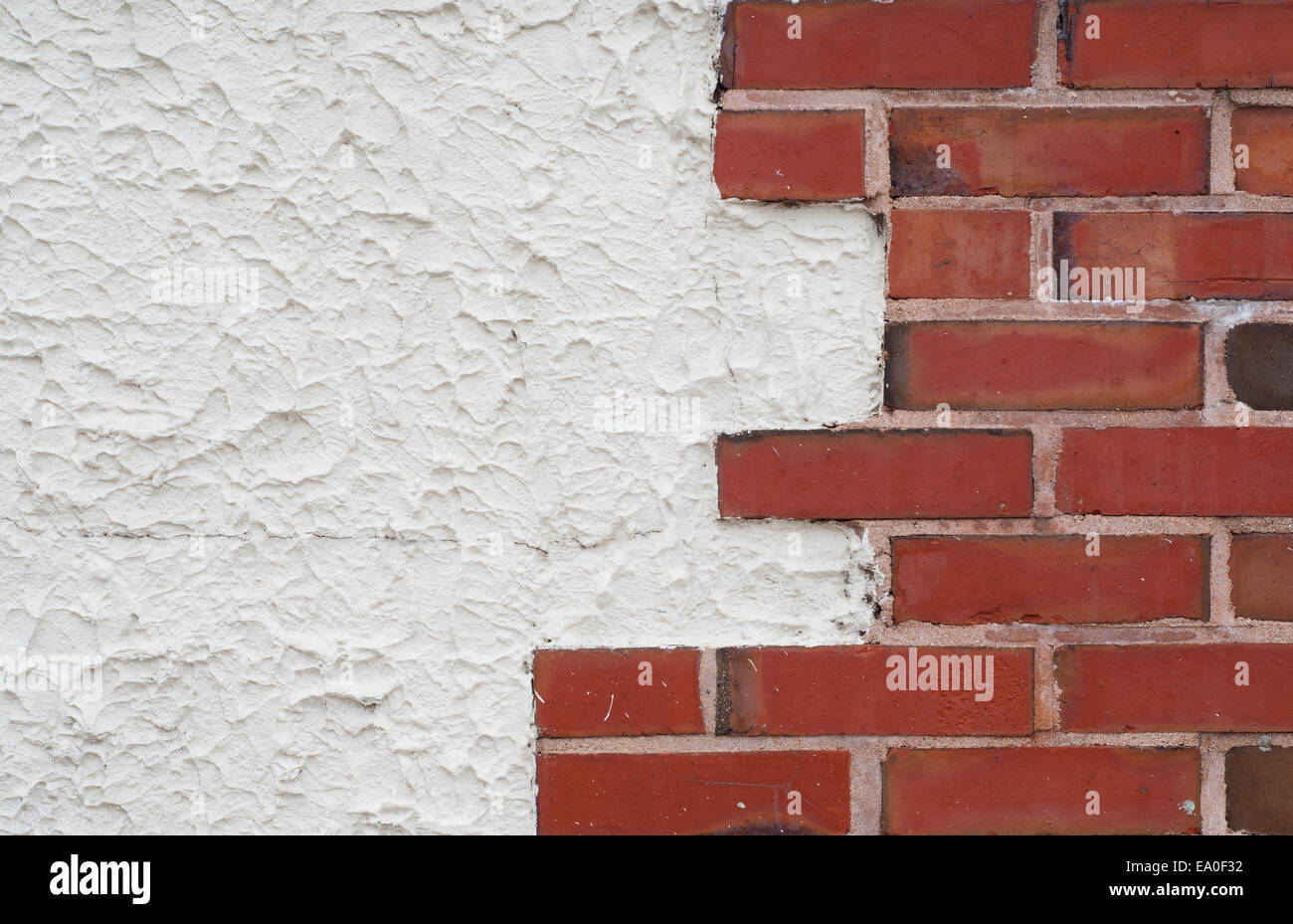 Rote Ziegel Wand-Rand mit weißem Stuck für Textfreiraum Stockfoto