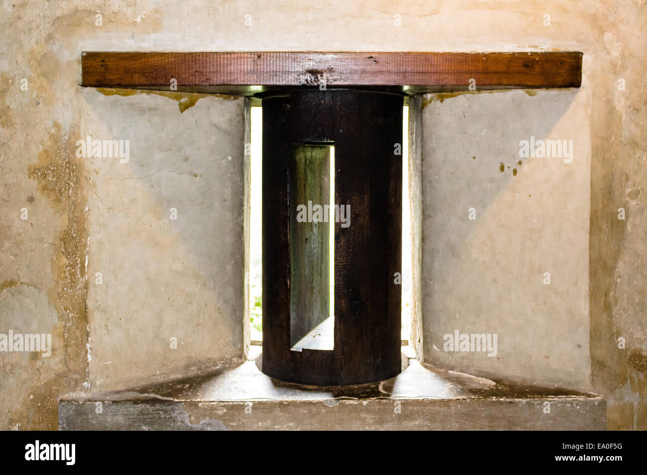 Mittelalterlichen Fenster mit hölzernen Zylinder-Verschluss in Prag. Alte Steinmauern Stockfoto