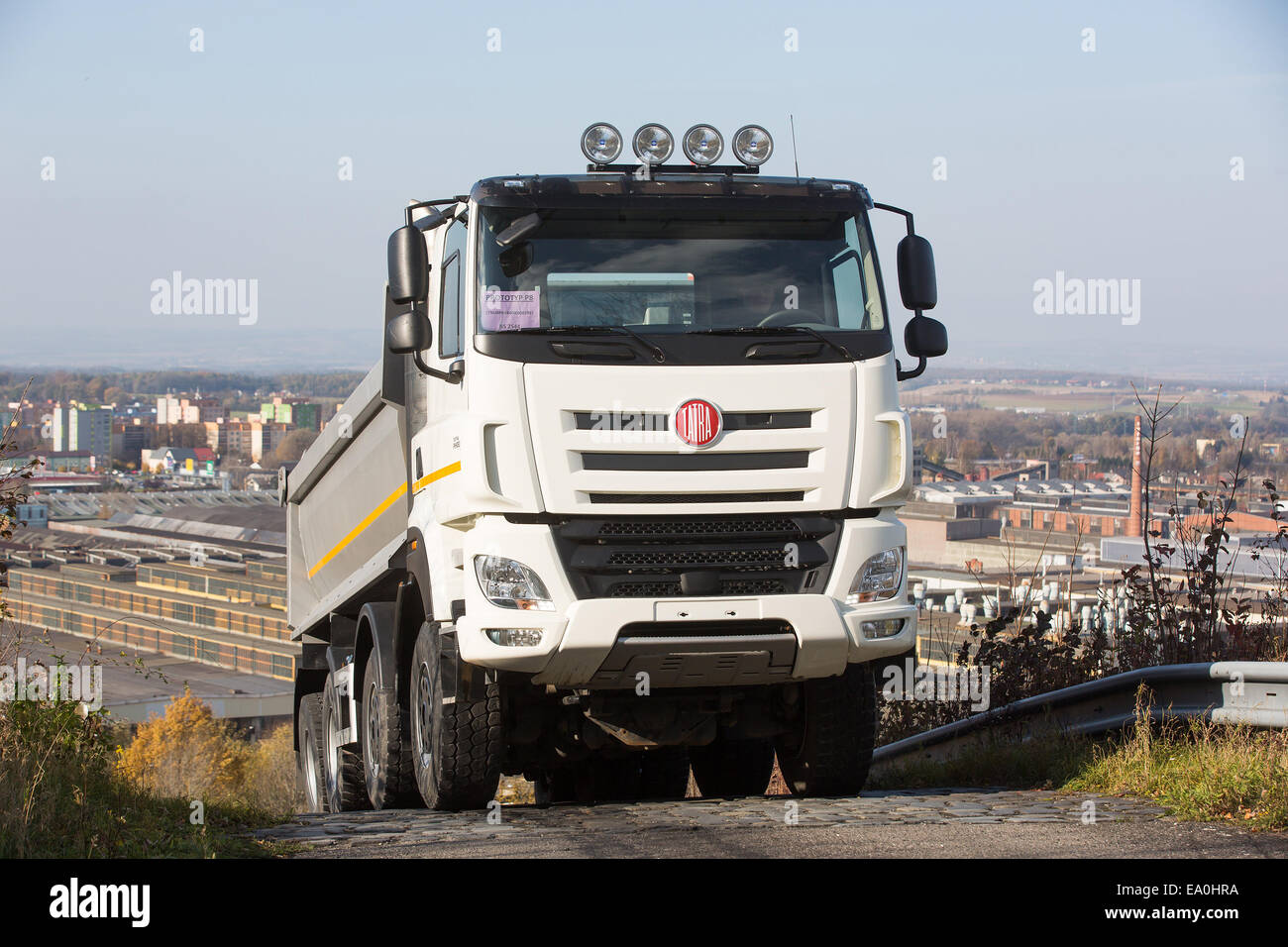 Tschechischen LKW-Hersteller Tatra Koprivnice präsentiert neue Modell Tatra Phoenix Motoren europäischen Abgasnormen Euro 6 auf Polygon in Koprivnice, Tschechische Republik am 4. November 2014 zur Verfügung gestellt. (CTK Foto/Petr Sznapka) Stockfoto