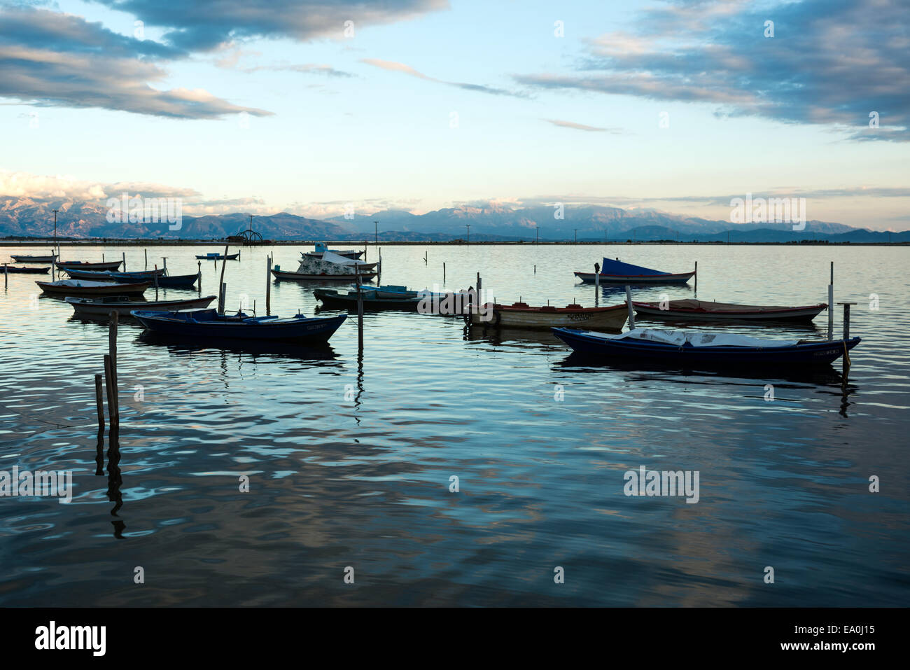 Fischerboote auf einem See in den Himmel am Nachmittag. Stockfoto