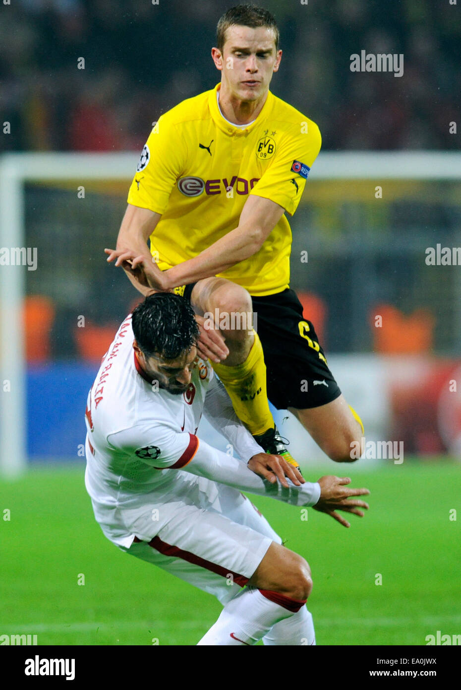 Dortmund, Deutschland. 4. November 2014. Fußball, Fußball, Deutschland, UEFA Champions League, Saison 2014/2015, Gruppe D, 4. Spieltag, Signal Iduna Park, Borussia Dortmund, BVB Vs Galatasaray Istanbul 4:1; Sven Bender (BVB), Hakan Balta (Galatasaray). Bildnachweis: UKraft/Alamy Live-Nachrichten Stockfoto