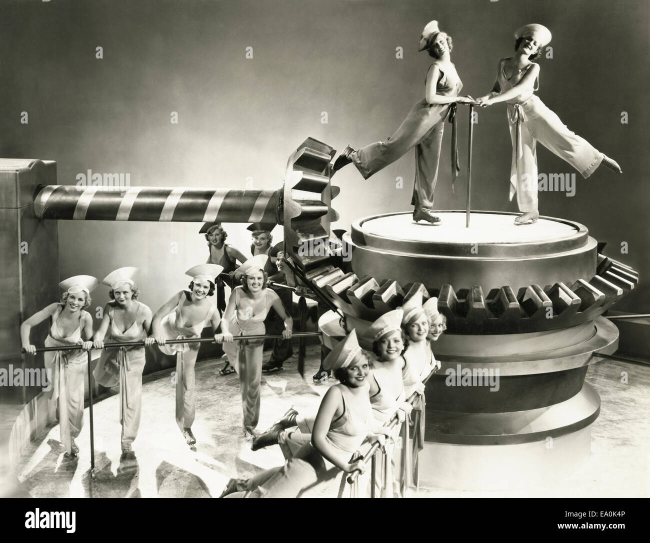 Chor-Mädchen tanzen auf Maschinenteil Stockfoto
