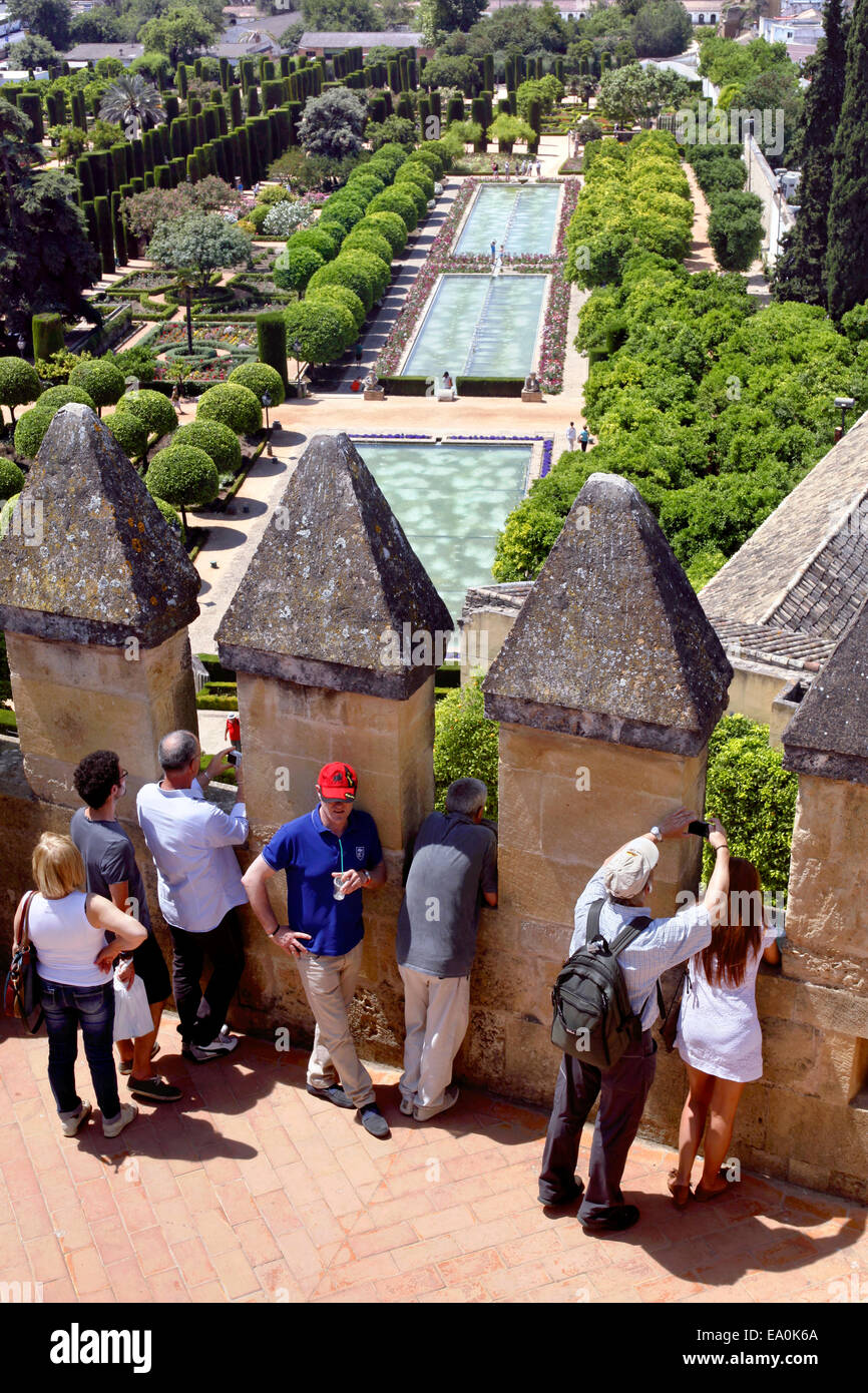 Blick über die Gärten von Torre del Homenaje/Turm der Hommage, Alcazar de los Reyes Cristianos, Cordoba, Spanien Stockfoto