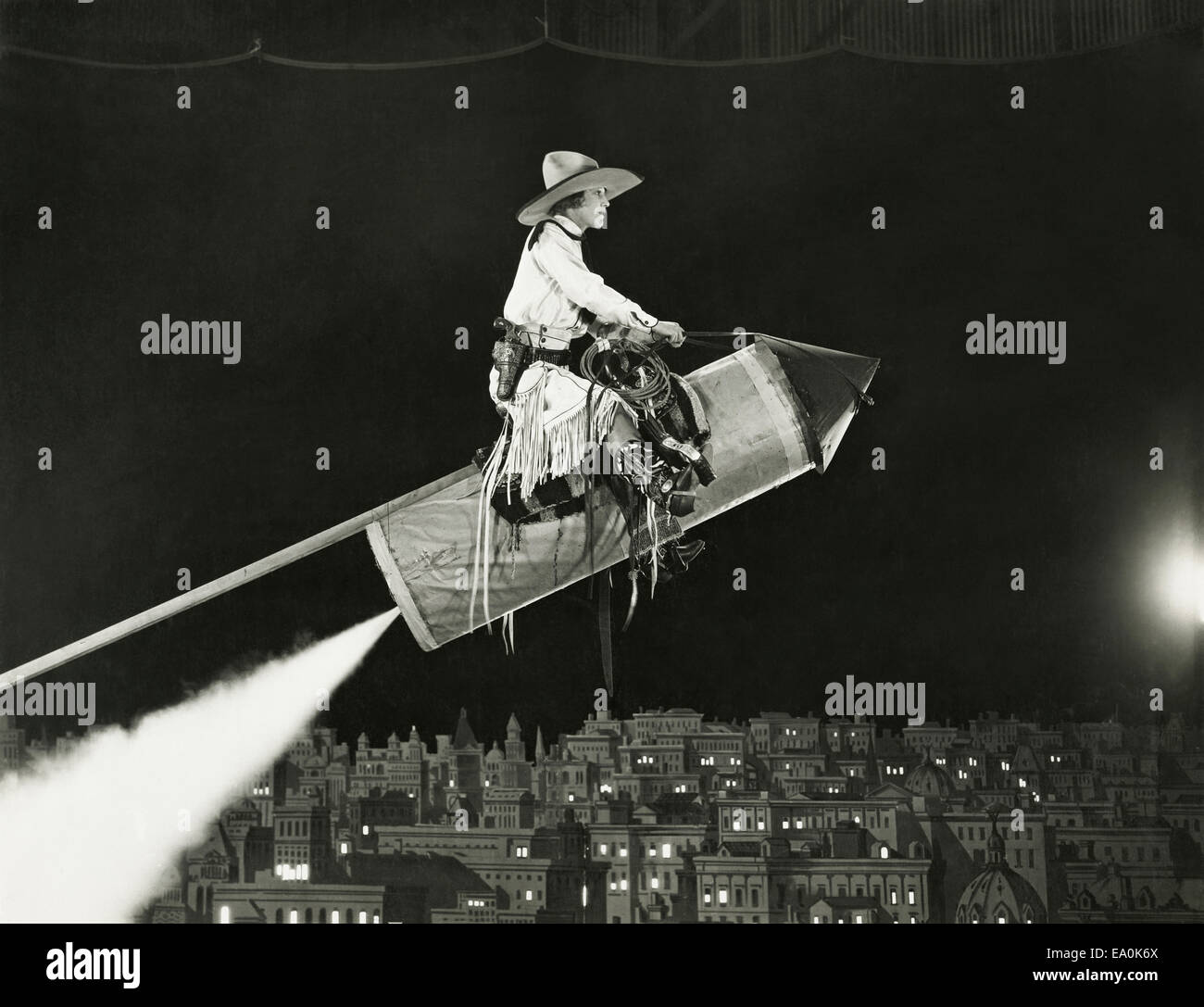Cowgirl zieht auf einer Rakete Stockfoto