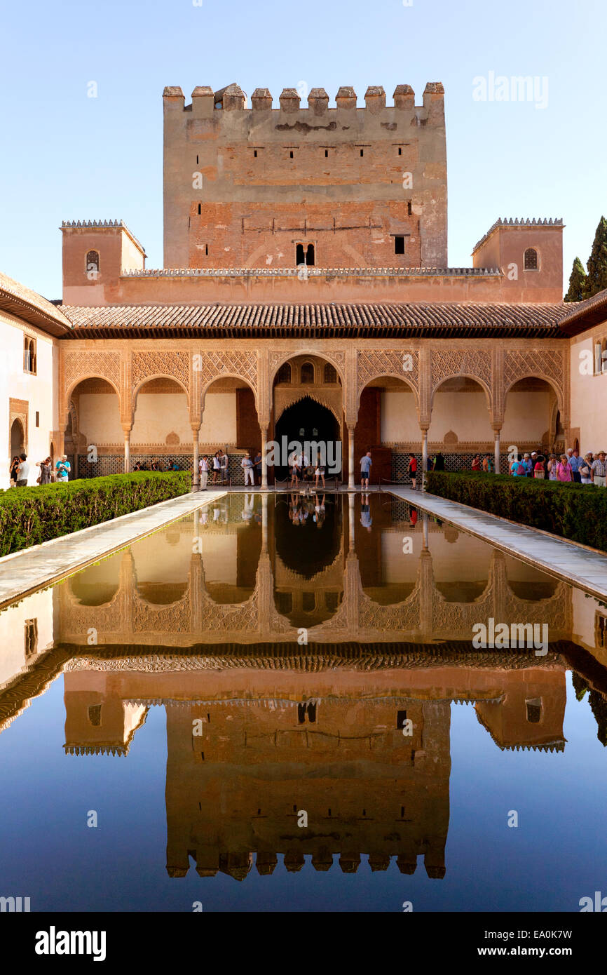 Alhambra Palacio de Comares/die Comares Palast & Patio de Los Arrayanes/Hof der Myrten mit Torre de Comares Turm, Granada, Spanien Stockfoto