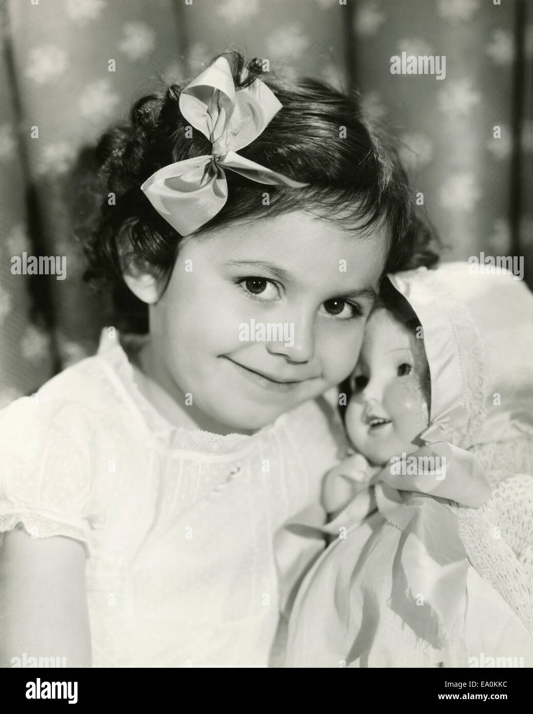 Kleines Mädchen posiert mit seiner Puppe Stockfoto