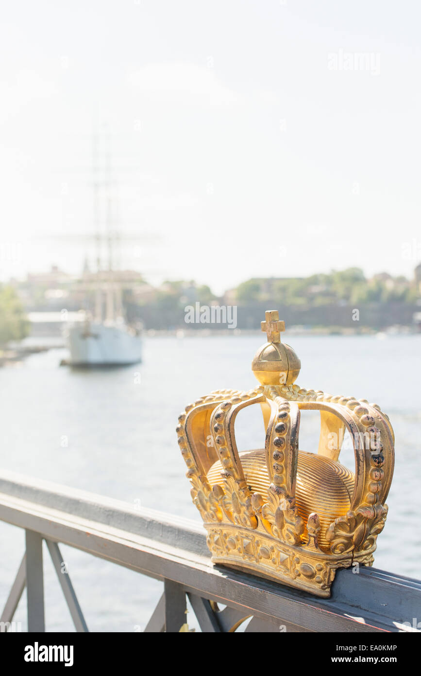 Goldene Krone auf Brücke im Zentrum von Stockholm, Schwedens Hauptstadt. Stockfoto