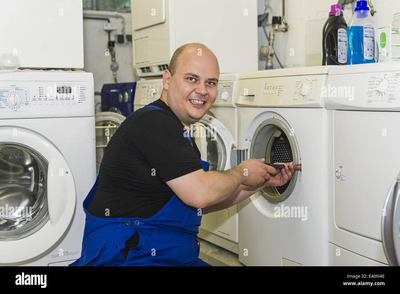 Techniker, die Reparatur einer Waschmaschine Stockfoto