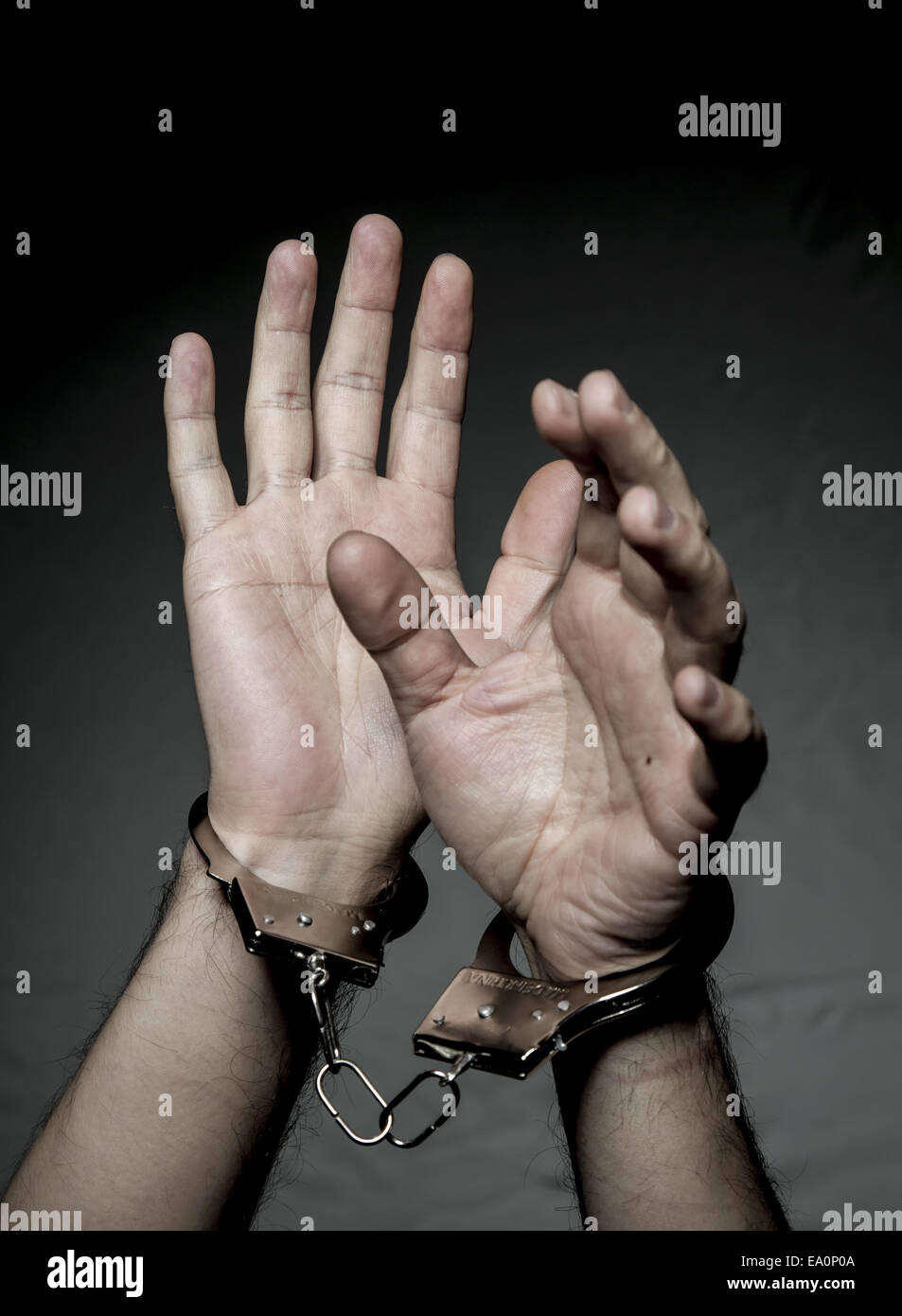 Hände mit Handschellen. Gefängnis-Aufruhr-Konzept. Stockfoto