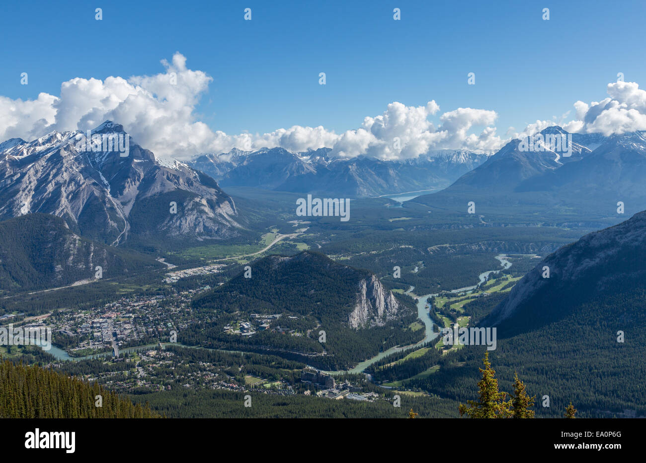 Ansicht nach Banff, Rocky Mountains, Banff Nationalpark, Alberta, Kanada, Nordamerika. Gesehen vom Sulphur Mountain. Stockfoto