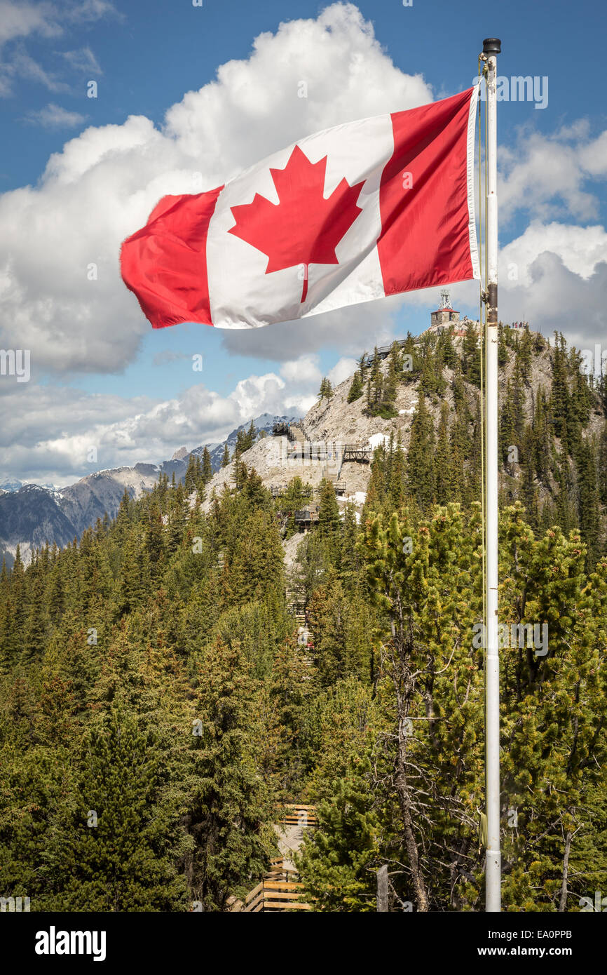 Kanadische Flagge in den Rocky Mountains, Banff Nationalpark, Alberta, Kanada, USA. Gesehen vom Sulphur Mountain. Stockfoto