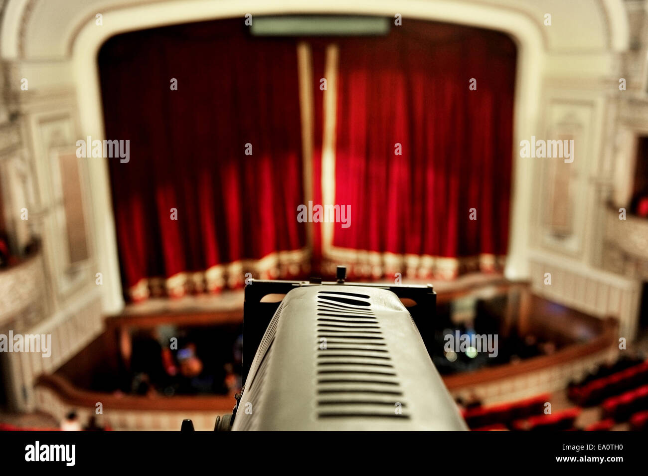 Mit einem großen Scheinwerfer in einem Theater hautnah Stockfoto
