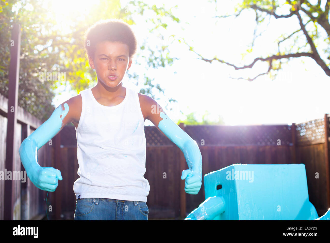 Porträt eines jungen mit blau lackierten Arme vor hausgemachten Roboter Stockfoto