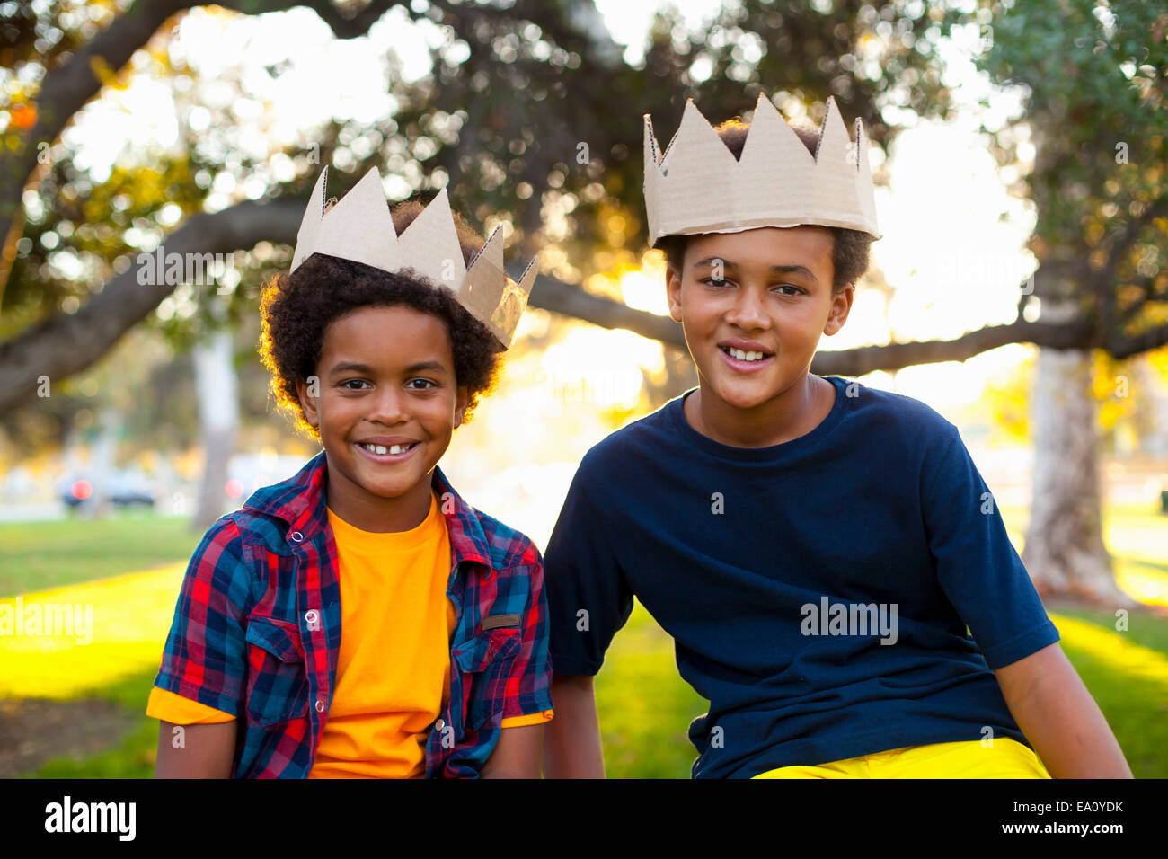 Porträt von zwei Brüdern mit Kronen auf Kopf Stockfoto