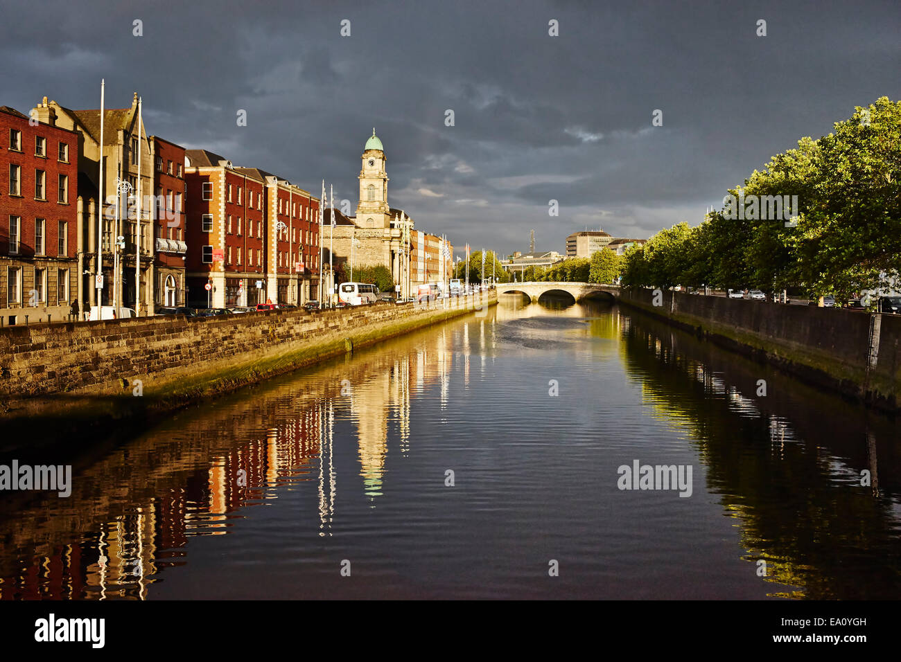 Liffey-Fluss und am Flussufer Bauten, Dublin, Irland Stockfoto