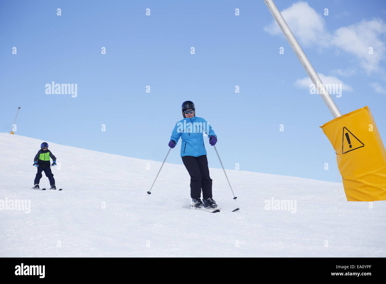 zwei Skifahrer Stockfoto